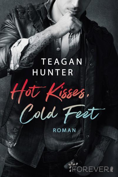 Hot Kisses, Cold Feet (College Love 3)